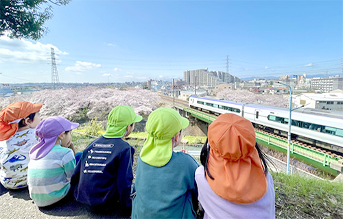 電車を眺める子どもたち