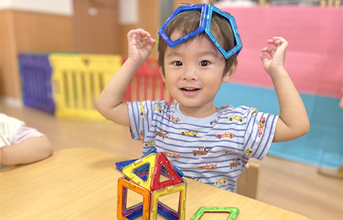 ブロックおもちゃで遊ぶ男の子